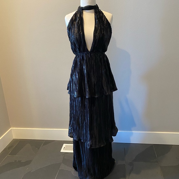 Black gown - Picture 1 of 7